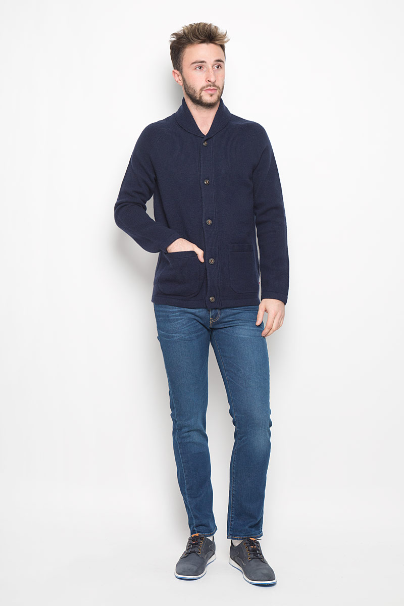 Кардиган2790100010 Кардиган2790100010Мужской кардиган Levis® выполнен из высококачественной шерсти. Модель с длинными рукавами и отложным воротничком. Кардиган застегивается на пуговицы, манжеты рукавов и низ изделия связаны резинкой. Спереди кардиган дополнен двумя накладными карманами.