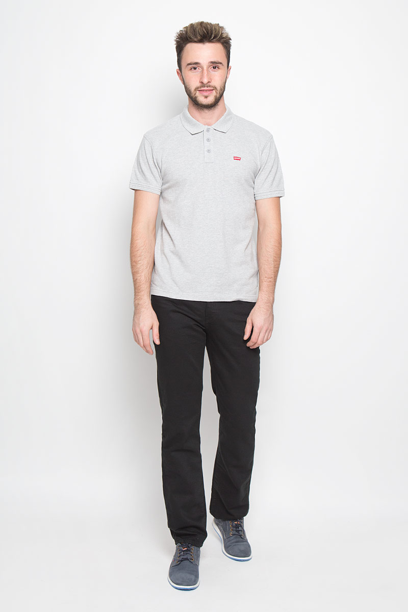 Джинсы51407380 Джинсы51407380Мужские джинсы Levis® 514, выполненные из качественного хлопка, станут отличным дополнением к вашему гардеробу. Ткань плотная, тактильно приятная, позволяет коже дышать. Джинсы прямого кроя дополнены фирменной застежкой на молнии. На поясе предусмотрены шлевки для ремня. Модель имеет классический пятикарманный крой: спереди - два втачных кармана и один маленький накладной, а сзади - два накладных кармана. Украшены джинсы металлическими клепками и прострочкой. Отличное качество, дизайн и расцветка делают эти джинсы стильным и модным предметом мужской одежды. Легендарные джинсы Levis® 514 символизируют полную свободу самовыражения.