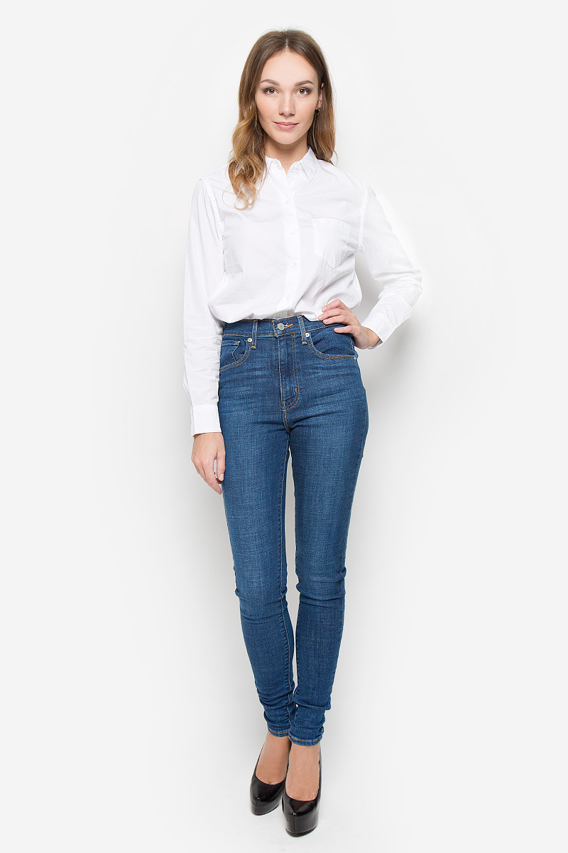 Рубашка2865300000 Рубашка2865300000Стильная женская рубашка Levis®, выполненная из натурального хлопка, прекрасно подойдет как для классического варианта так и для повседневной носки. Материал очень мягкий и приятный на ощупь, не сковывает движения и позволяет коже дышать. Рубашка с отложным воротником и длинными рукавами застегивается на пуговицы по всей длине. На груди модели предусмотрен один накладной карман. Манжеты рукавов также застегиваются на пуговицы. Изделие выполнено в классическом однотонном стиле. Такая рубашка будет дарить вам комфорт в течение всего дня и станет модным дополнением к вашему гардеробу.