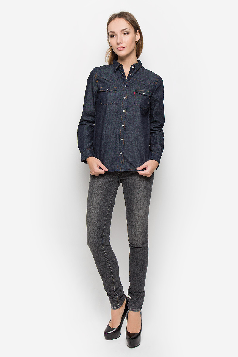 Рубашка2499600020 Рубашка2499600020Стильная женская рубашка Levis® выполнена из натурального хлопка. Материал очень мягкий и приятный на ощупь, не сковывает движения и позволяет коже дышать. Рубашка с отложным воротником и длинными рукавами застегивается на кнопки по всей длине. Низ рукавов обработан манжетами на кнопках. Спереди модель дополнена двумя накладными карманами с оригинальными клапанами на кнопках.