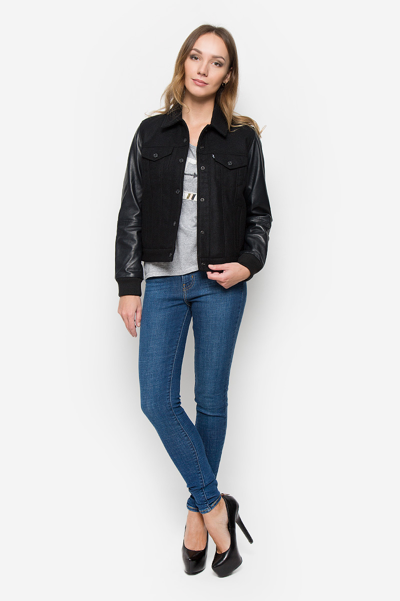 Куртка2821100010 Куртка2821100010Женская куртка Levis® с длинными рукавами и отложным воротником выполнена из шерсти с добавлением полиэстера. Рукава куртки выполнены из натуральной кожи. Наполнитель - синтепон. Куртка застегивается на кнопки спереди. Изделие оснащено двумя втачными карманами на клапанах с кнопками и двумя втачными открытыми карманами спереди. Рукава дополнены трикотажными манжетами.