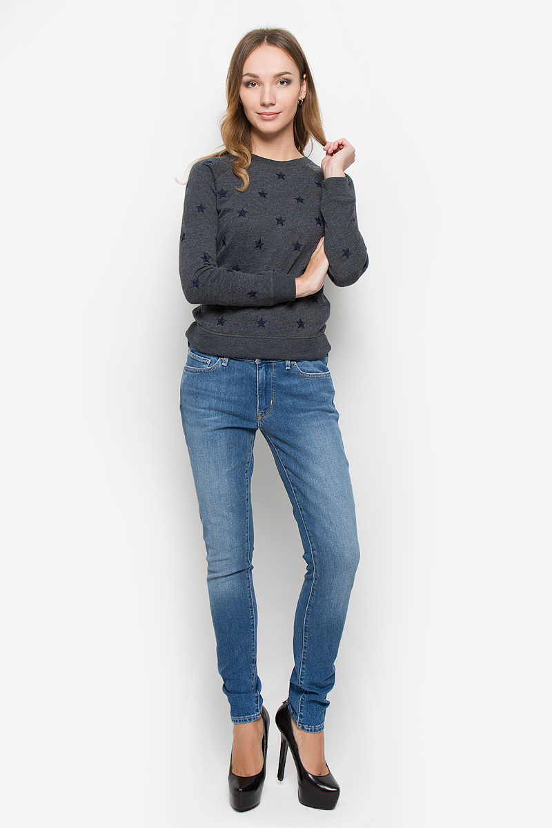 Джинсы1888101350 Джинсы1888101350Женские джинсы Levis® 711 выполнены из хлопка с добавлением эластана. Джинсы-скинни застегиваются спереди на молнию и пуговицу. На поясе предусмотрены шлевки для ремня. Модель имеет классический пятикарманный крой: спереди - два втачных кармана и один маленький накладной, а сзади - два накладных кармана. Джинсы оформлены эффектом потертости.