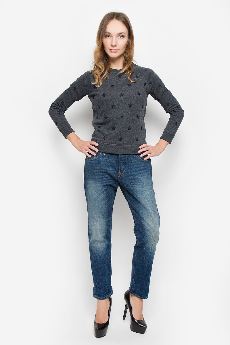 Джинсы1780400580 Джинсы1780400580Женские джинсы Levis® 501 CT выполнены из плотного денима. Джинсы в стиле boyfriend застегиваются спереди на пуговицы. На поясе предусмотрены шлевки для ремня. Модель имеет классический пятикарманный крой: спереди - два втачных кармана и один маленький накладной, а сзади - два накладных кармана. Джинсы оформлены эффектом искусственно-состаренной ткани. Рекомендуется носить подкатанными.