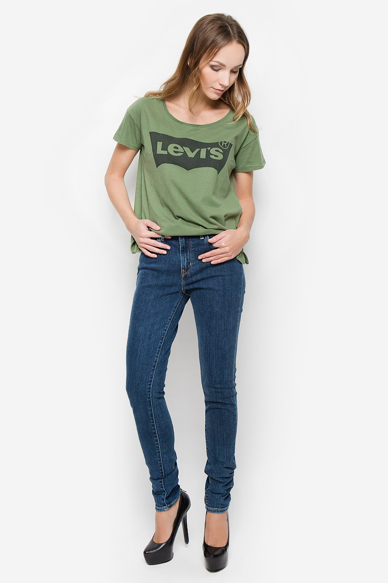 Джинсы1888200500 Джинсы1888200500Женские джинсы Levis® 721 выполнены из хлопка с добавлением эластана. Джинсы-скинни с завышенной линией талии имеют облегающий крой в бедрах. Изделие застегивается спереди на молнию и пуговицу. На поясе предусмотрены шлевки для ремня. Спереди расположены два втачных кармана и один маленький накладной, а сзади - два накладных кармана. Джинсы оформлены легким эффектом потертости.