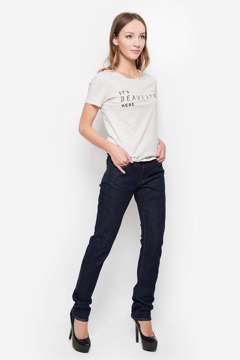 Джинсы2834200020 Джинсы2834200020Женские джинсы Levis® 505 C выполнены из плотного денима. Прямые джинсы с заниженной линией талии имеют облегающий крой в бедрах. Изделие застегивается спереди на молнию и пуговицу. На поясе предусмотрены шлевки для ремня. Модель имеет классический пятикарманный крой: спереди - два втачных кармана и один маленький накладной, а сзади - два накладных кармана. Джинсы оформлены прострочкой.