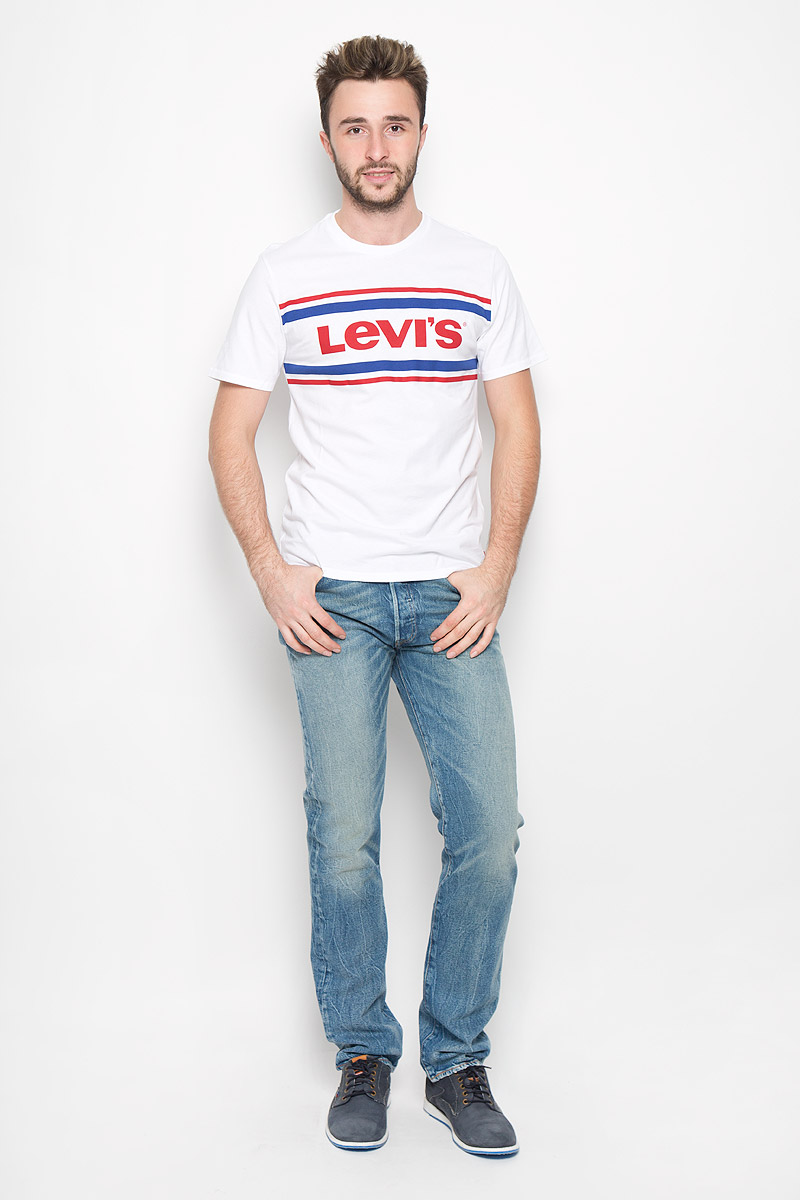 Футболка2249101070 Футболка2249101070Стильная мужская футболка Levis® выполнена из натурального хлопка. Материал очень мягкий и приятный на ощупь, обладает высокой воздухопроницаемостью и гигроскопичностью, позволяет коже дышать. Модель прямого кроя с круглым вырезом горловины и короткими рукавами дополнена на груди стильной надписью бренда.