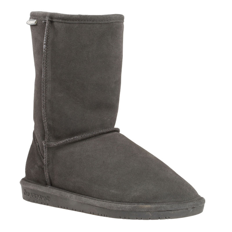 Угги608W-black II Угги608W-black IIСтильные угги Bearpaw Emma Short заинтересуют вас своим дизайном с первого взгляда! Модель выполнена из натуральной износоустойчивой замши и оформлена крупными декоративными швами, на заднике - текстильной нашивкой с названием и логотипом бренда. Подкладка и стелька, исполненные из теплой овчинной шерсти, защитят ноги от холода и обеспечат комфорт. Ширина голенища компенсирует отсутствие застежек. Подошва из полимера - с противоскользящим рифлением. В таких уггах вашим ногам будет уютно и комфортно! Они прекрасно дополнят ваш повседневный образ.
