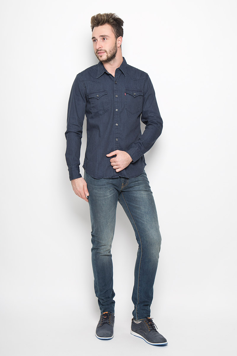 Рубашка6581601750 Рубашка6581601750Мужская рубашка Levis® выполнена из натурального хлопка, необычайно мягкое и приятное на ощупь, не сковывает движения и хорошо пропускает воздух. Рубашка с отложным воротником и длинными рукавами застегивается на кнопки и одну пуговицу спереди. Модель оснащена нагрудными карманами с клапанами на кнопках. Манжеты рукавов также дополнены застежками- кнопками. Материал изделия стилизован под джинсовую ткань.