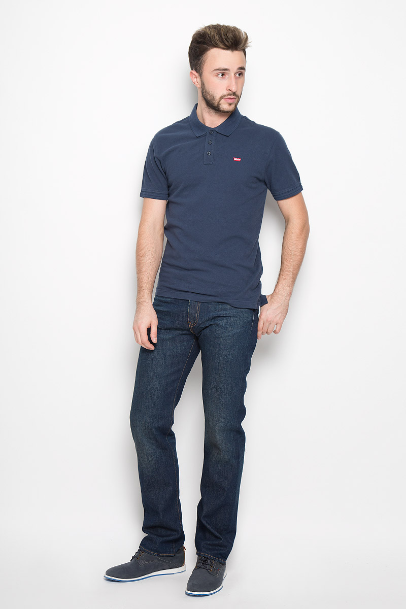 Джинсы2999005370 Джинсы2999005370Мужские джинсы Levis® 504, выполненные из качественного хлопка, станут отличным дополнением к вашему гардеробу. Джинсы прямого кроя дополнены фирменной застежкой-молнией и пуговицей. На поясе предусмотрены шлевки для ремня. Модель имеет классический пятикарманный крой: спереди - два втачных кармана и один маленький накладной, а сзади - два накладных кармана. Изделие оформлено легким эффектом искусственного состаривания денима: перманентными складками. Сзади на поясе джинсы украшены фирменной нашивкой с названием бренда и дополнены контрастной отстрочкой.