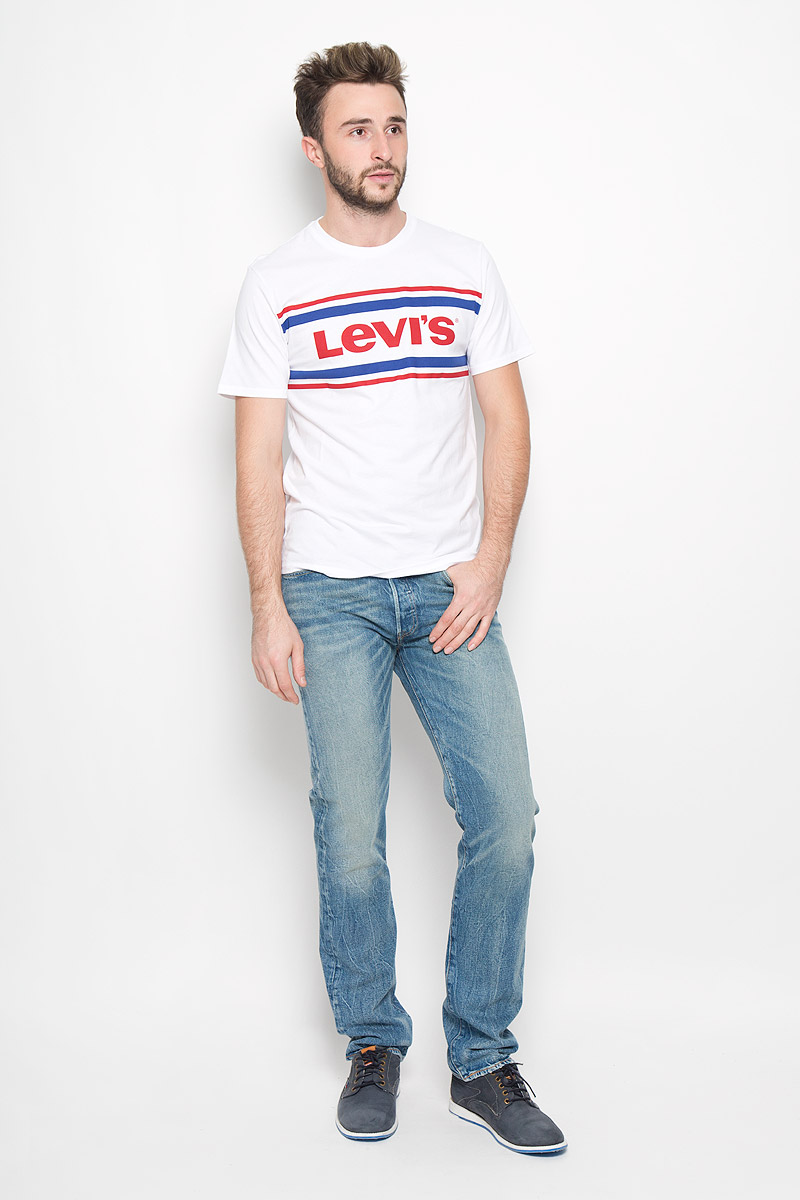 Джинсы50122870 Джинсы50122870Легендарные мужские джинсы Levis® 501 выполнены из качественного хлопка с добавлением эластана. Джинсы прямого кроя дополнены фирменной застежкой на пуговицах. На поясе предусмотрены шлевки для ремня. Модель имеет классический пятикарманный крой: спереди - два втачных кармана и один маленький накладной, а сзади - два накладных кармана. Изделие оформлено легким эффектом искусственного состаривания денима: потертостями и перманентными складками. Украшены джинсы металлическими клепками и прострочкой.