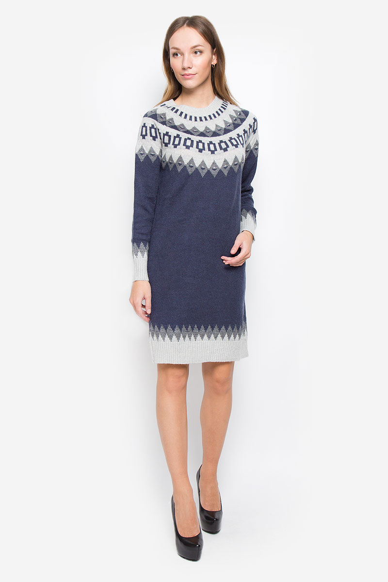 ПлатьеB457_Dark Navy Jacquard ПлатьеB457_Dark Navy JacquardТеплое платье Baon выполнено из мягкой пряжи сложного состава. Модель с круглым вырезом горловины и длинными рукавами-реглан оформлена вязаным рисунком. Воротник, манжеты и низ изделия связаны резинкой.