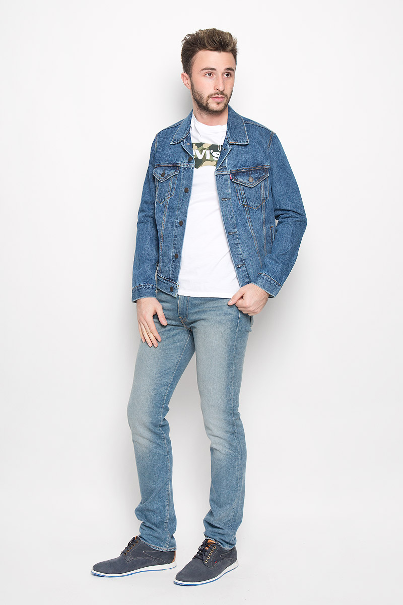 Куртка7233401300 Куртка7233401300Мужская джинсовая куртка Levis® изготовлена из натурального хлопка. Материал изделия приятный на ощупь, не стесняет движений и позволяет коже дышать, обеспечивая комфорт. Модель с отложным воротником и длинными рукавами застегивается на металлические пуговицы. На груди куртка дополнена двумя накладными карманами с клапанами на пуговицах. Также спереди расположены два открытых прорезных кармана. Низ рукавов дополнен манжетами на пуговицах. Изделие оформлено эффектом состаривания денима и контрастной отстрочкой.