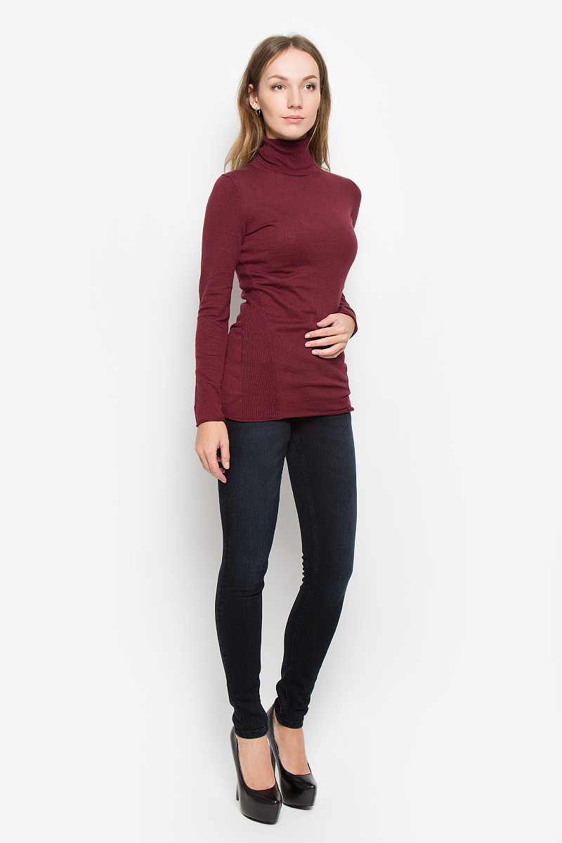 ВодолазкаJ20J200829_965 ВодолазкаJ20J200829_965Женская водолазка Calvin Klein Jeans выполнена из натурального хлопка. Водолазка с воротником-гольф и длинными рукавами украшена вышитым логотипом бренда и фирменной металлической пластиной. Рукава и низ изделия имеют закрученные края.