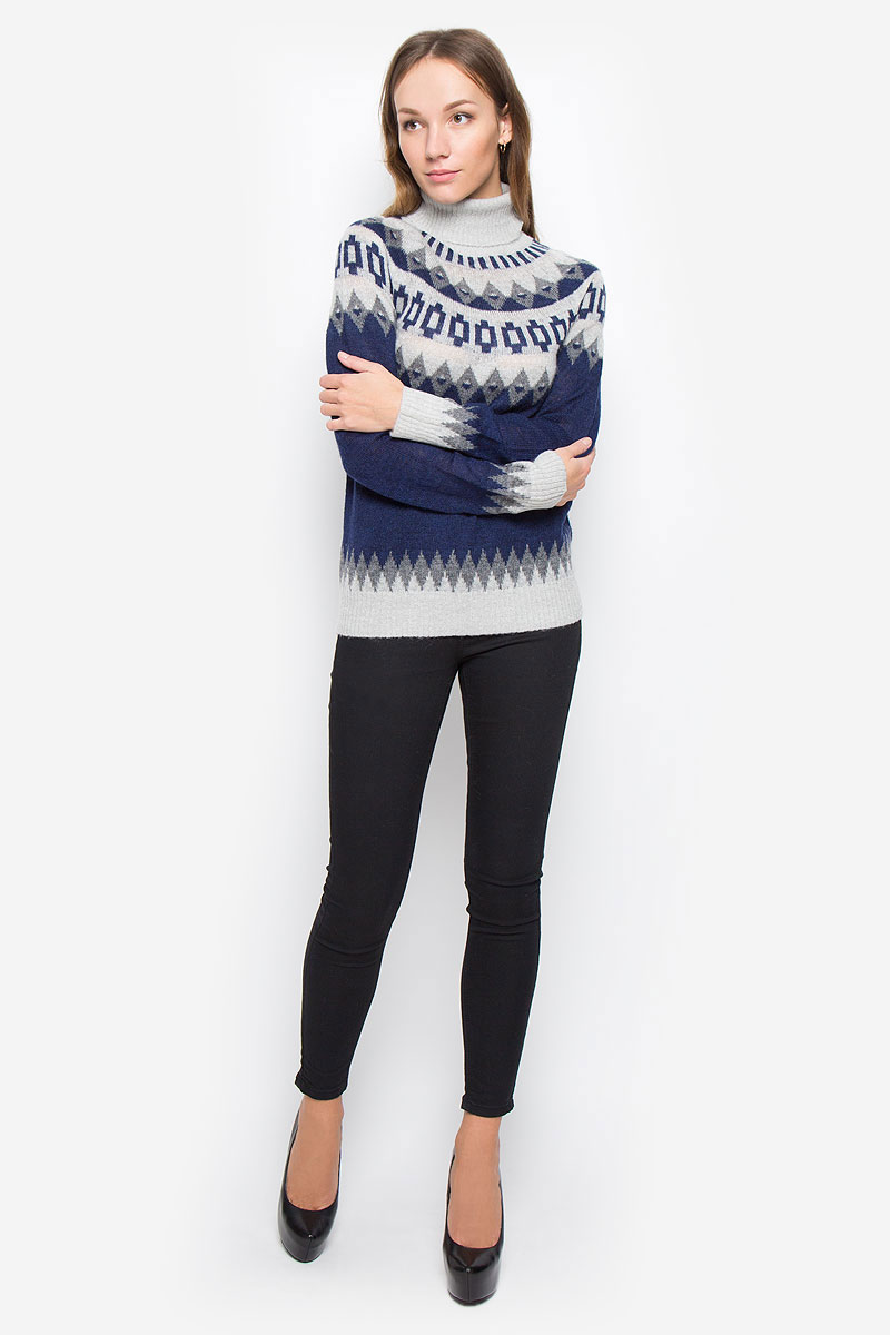 СвитерB166505_Dark Navy Jacquard СвитерB166505_Dark Navy JacquardЖенский свитер Baon выполнен из мягкой и теплой пряжи. Модель с воротником-гольф и длинными рукавами- реглан оформлена вязаным рисунком. Воротник, манжеты и низ изделия связаны резинкой.