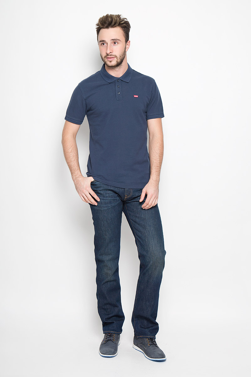 Поло2240100030 Поло2240100030Стильная мужская футболка-поло Levis®, выполненная из высококачественного хлопка, обладает высокой теплопроводностью, воздухопроницаемостью и гигроскопичностью, позволяет коже дышать. Модель с короткими рукавами и отложным воротником - идеальный вариант для создания оригинального современного образа. Сверху футболка-поло застегивается на три пуговицы. Воротник и манжеты рукавов выполнены из трикотажной резинки. По бокам модели предусмотрены небольшие разрезы. Спинка изделия немного удлинена. Модель оформлена на груди небольшой вышивкой в виде логотипа производителя.