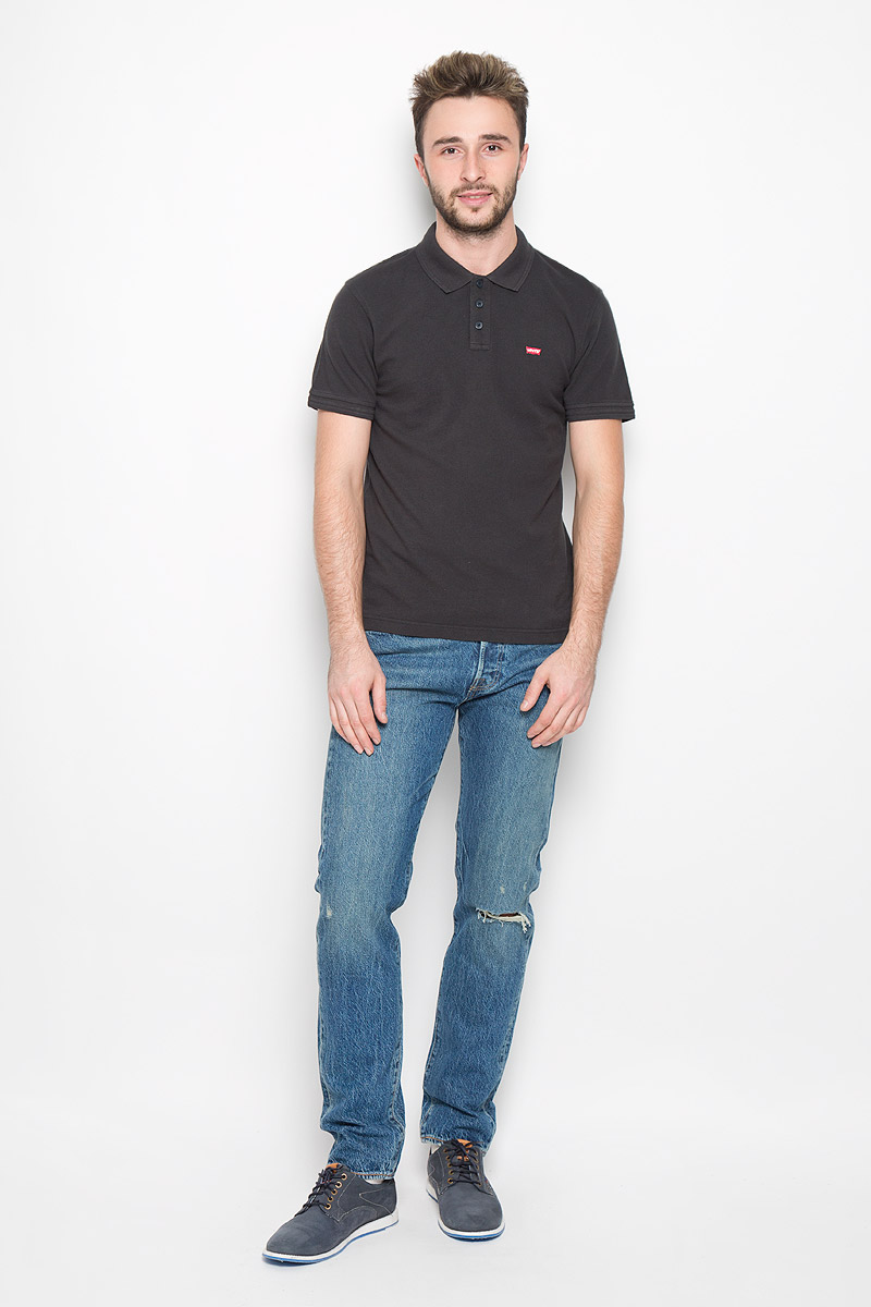 Поло2240100030 Поло2240100030Стильная мужская футболка-поло Levis®, выполненная из высококачественного хлопка, обладает высокой теплопроводностью, воздухопроницаемостью и гигроскопичностью, позволяет коже дышать. Модель с короткими рукавами и отложным воротником - идеальный вариант для создания оригинального современного образа. Сверху футболка-поло застегивается на три пуговицы. Воротник и манжеты рукавов выполнены из трикотажной резинки. По бокам модели предусмотрены небольшие разрезы. Спинка изделия немного удлинена. Модель оформлена на груди небольшой вышивкой в виде логотипа производителя.