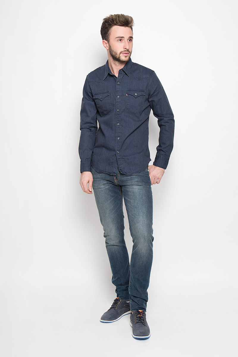 Джинсы2883300120 Джинсы2883300120Мужские джинсы Levis® 512 изготовлены из хлопка с добавлением эластана. Джинсы-слим с заниженной линией талии застегиваются спереди на молнию и пуговицу. На поясе предусмотрены шлевки для ремня. Спереди расположены два втачных кармана и один маленький накладной, а сзади - два накладных кармана. Джинсы оформлены эффектом потертости, перманентными складками и прострочкой.