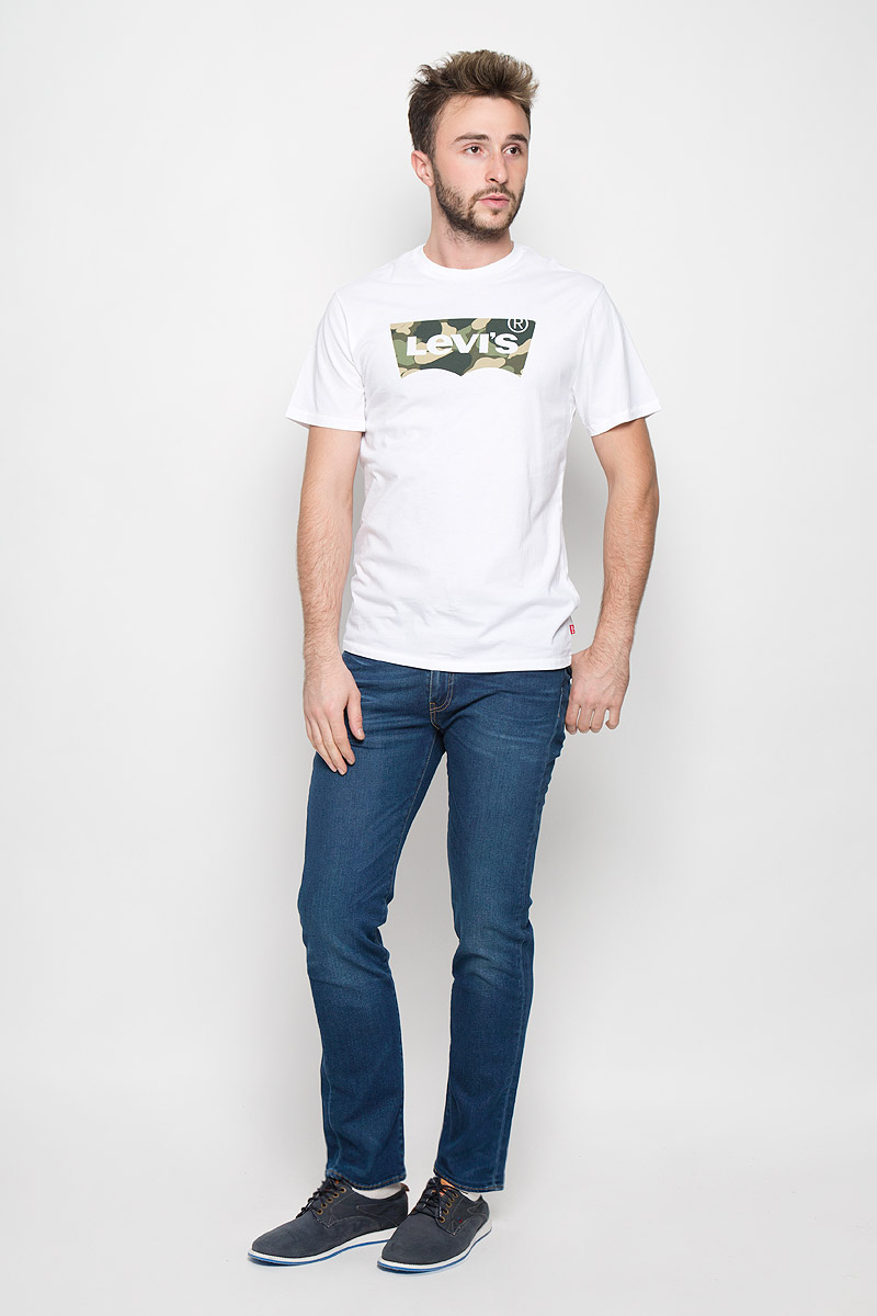 Джинсы451120060 Джинсы451120060Мужские джинсы Levis® 511 изготовлены из эластичного денима. Джинсы-слим с заниженной линией талии застегиваются спереди на молнию и пуговицу. На поясе предусмотрены шлевки для ремня. Модель имеет классический пятикарманный крой: спереди - два втачных кармана и один маленький накладной, а сзади - два накладных кармана. Джинсы оформлены легким эффектом потертости и перманентными складками.