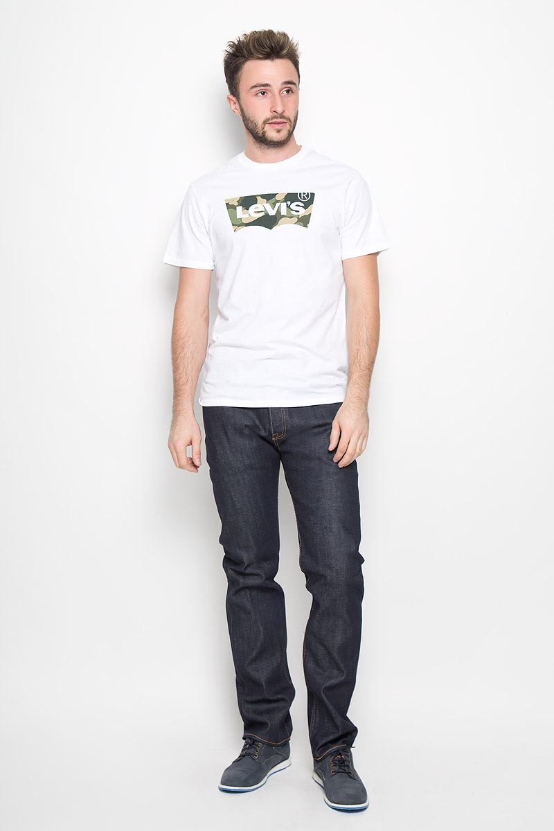 Джинсы50123580 Джинсы50123580Мужские джинсы Levis® 501, выполненные из качественного денима, станут отличным дополнением к вашему гардеробу. Джинсы прямого кроя дополнены фирменной застежкой на пуговицах. На поясе предусмотрены шлевки для ремня. Модель имеет классический пятикарманный крой: спереди - два втачных кармана и один маленький накладной, а сзади - два накладных кармана. Украшены джинсы металлическими клепками и прострочкой.