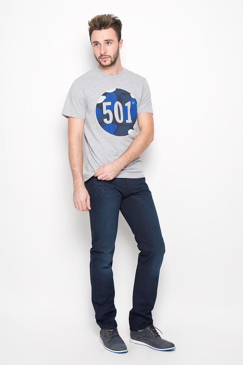 Джинсы2999005360 Джинсы2999005360Мужские джинсы Levis® 504, выполненные из качественного хлопка, станут отличным дополнением к вашему гардеробу. Джинсы прямого кроя дополнены фирменной застежкой-молнией и пуговицей. На поясе предусмотрены шлевки для ремня. Модель имеет классический пятикарманный крой: спереди - два втачных кармана и один маленький накладной, а сзади - два накладных кармана. Изделие оформлено легким эффектом искусственного состаривания денима: перманентными складками. Сзади на поясе джинсы украшены фирменной нашивкой с названием бренда.