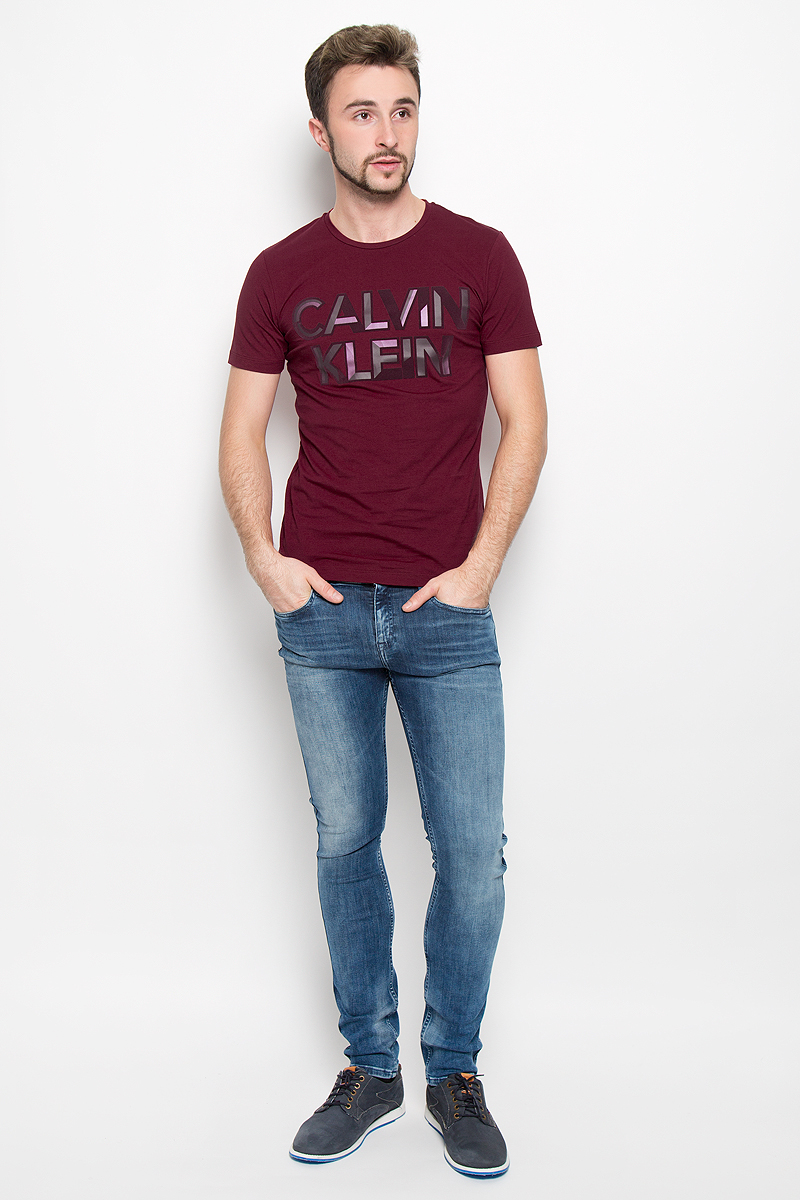 ФутболкаJ30J300562_402 ФутболкаJ30J300562_402Мужская футболка Calvin Klein Jeans, выполненная из эластичного хлопка, идеально подойдет для повседневной носки. Футболка с круглым вырезом горловины и короткими рукавами имеет полуприлегающий силуэт. Спереди изделие украшено фактурной надписью с названием бренда.