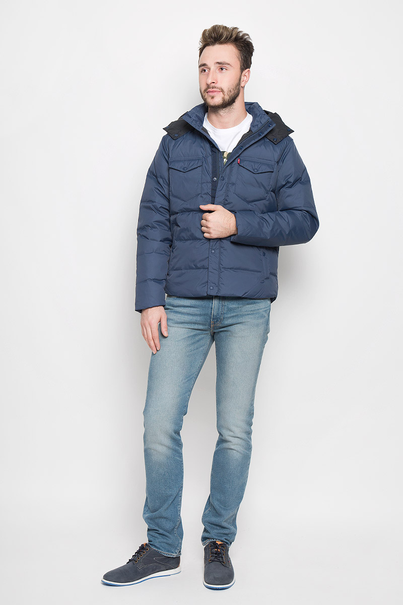Пуховик2767500010 Пуховик2767500010Стильный мужской пуховик Levis® выполненный из высококачественных материалов, имеет подкладку из пера и утиного пуха. Изделие с воротником стойкой дополнено капюшоном, который крепиться к воротнику с помощью кнопок и имеет защитную планку на кнопках. Застегивается пуховик на металлическую застежку-молнию и дополнительно имеет ветрозащитную планку на кнопках. Манжеты рукавов оснащены с обратной стороны вшитыми резинками. Спереди модель дополнена двумя прорезными карманами на застёжках-кнопках и двумя накладными карманами с защитными клапанами на кнопках. С внутренней стороны пуховик дополнен одним накладным карманом на застежке-молнии. Низ изделия оснащен скрытыми кулисками на стопперах. Модель выполнена в однотонном, лаконичном стиле.
