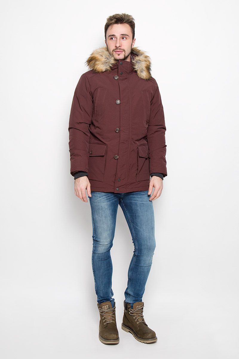 ПуховикLCHMO028/DKWINE ПуховикLCHMO028/DKWINEСтильный мужской пуховик Lee Cooper отлично подойдет для холодной погоды. Модель классического кроя с длинными рукавами и капюшоном выполнена из высококачественного износостойкого нейлона и застегивается на застежку-молнию, а также имеет ветрозащитный клапан на пуговицах. Изделие дополнено двумя вместительными накладными карманами на пуговицах и двумя втачными карманами на кнопках спереди, а также внутренним карманом на пуговице и внутренним карманом на кнопке. На талии куртка затягивается шнурком-кулиской. В такой стильной куртке вам не будут страшны никакие морозы! Наполнитель из пуха обеспечит вам тепло и комфорт в любую погоду. Пуховик дополнен внутренними трикотажными манжетами. Капюшон пуховика украшен съемным искусственным мехом на кнопках. Эта модная и в то же время комфортная куртка - отличный вариант для уверенного в себе мужчины!