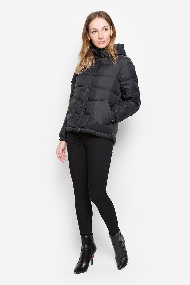 Пуховик2631800030 Пуховик2631800030Укороченный женский пуховик Levis® с длинными рукавами, воротником-стойкой и съемным капюшоном на кнопках выполнен из прочного полиамида. Наполнитель - натуральный пух и перо. Модель застегивается на застежку-молнию спереди и имеет ветрозащитный клапан на кнопках. Рукава дополнены эластичными резинками на манжетах. Изделие дополнено двумя накладными карманами