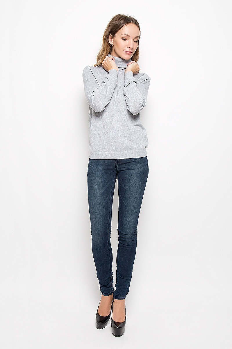 Свитер3021377.09.71_2220 Свитер3021377.09.71_2220Женский свитер Tom Tailor Denim изготовлен из хлопка и вискозы. Модель имеет воротник-гольф и длинные рукава. Манжеты и низ свитера связаны резинкой. Изделие дополнено фирменной пластиной.