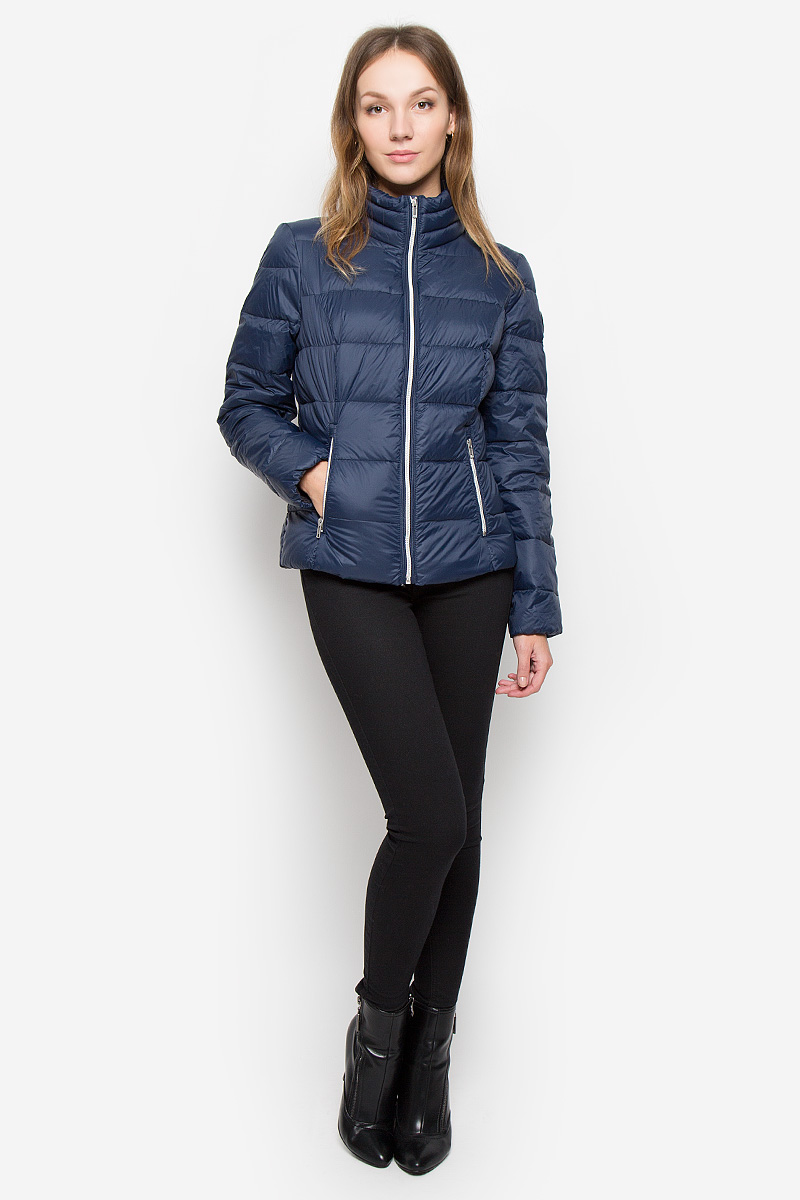 ПуховикB026518_DARK NAVY ПуховикB026518_DARK NAVYУкороченный тонкий женский пуховик Baon с длинными рукавами и воротником-стойкой выполнен из прочного полиамида. Наполнитель - натуральный пух и перо. Модель застегивается на застежку-молнию спереди. Манжеты рукавов дополнены эластичными резинками. Изделие дополнено двумя втачными карманами на застежках-молниях. Пуховик оформлен стеганым узором.