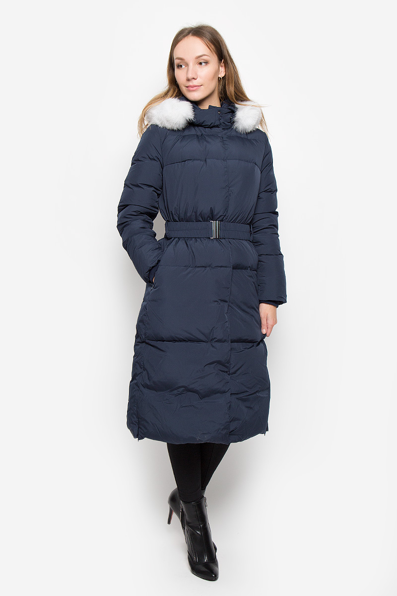 ПуховикB006571_DARK NAVY ПуховикB006571_DARK NAVYУдлиненный женский пуховик Baon с длинными рукавами и несъемным капюшоном выполнен из прочного полиэстера. Наполнитель - натуральный пух и перо. Капюшон украшен натуральным мехом на кнопках. Модель застегивается на застежку-молнию спереди и имеет ветрозащитный клапан на кнопках. Рукава дополнены внутренними трикотажными манжетами. Изделие дополнено двумя втачными карманами на застежках-молниях. В комплект входит широкий ремень с застежкой-защелкой.