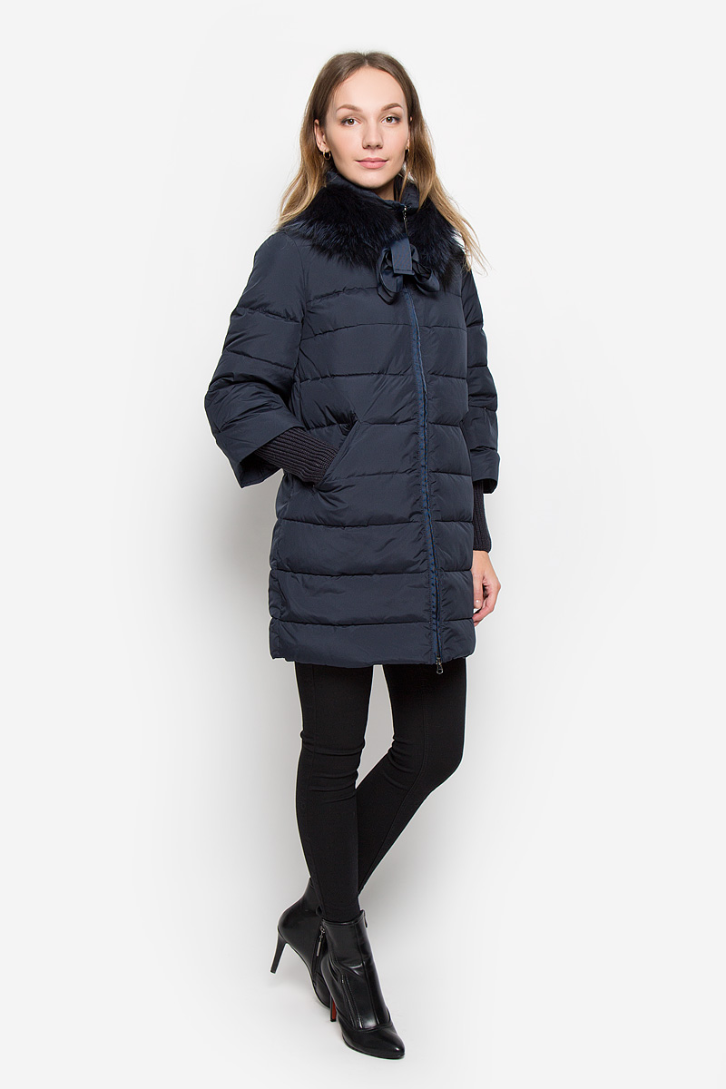 ПуховикB006543_Dark Navy ПуховикB006543_Dark NavyЖенский пуховик Baon изготовлен из водоотталкивающего и ветрозащитного материала с утеплителем из пуха и пера. Удлиненная модель с воротником-стойкой застегивается на пластиковую молнию с внутренней ветрозащитной планкой. Воротник дополнен съемной меховой опушкой. Сзади она фиксируется при помощи пуговицы, а спереди завязывается бантом. Внешние манжеты связаны резинкой, не отстегиваются. Спереди расположены два прорезных кармана на молниях. Изделие украшено фирменной металлической пластиной.