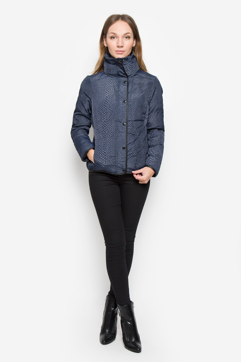 Куртка1903714 Куртка1903714Женская куртка Calvin Klein Jeansс длинными рукавами и воротником-стойкой выполнена из прочного полиэстера с добавлением нейлона. Наполнитель - синтепон. Куртка застегивается на застежку-молнию спереди и имеет ветрозащитный клапан на кнопках. Манжеты рукавов дополнены хлястиками на липучках. Изделие дополнено двумя втачными карманами на молниях спереди. Куртка украшена оригинальным принтом.
