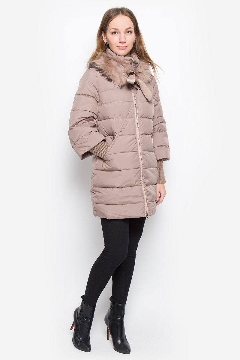 ПуховикB006543_Dark Navy ПуховикB006543_Dark NavyЖенский пуховик Baon изготовлен из водоотталкивающего и ветрозащитного материала с утеплителем из пуха и пера. Удлиненная модель с воротником-стойкой застегивается на пластиковую молнию с внутренней ветрозащитной планкой. Воротник дополнен съемной меховой опушкой. Сзади она фиксируется при помощи пуговицы, а спереди завязывается бантом. Внешние манжеты связаны резинкой, не отстегиваются. Спереди расположены два прорезных кармана на молниях. Изделие украшено фирменной металлической пластиной.