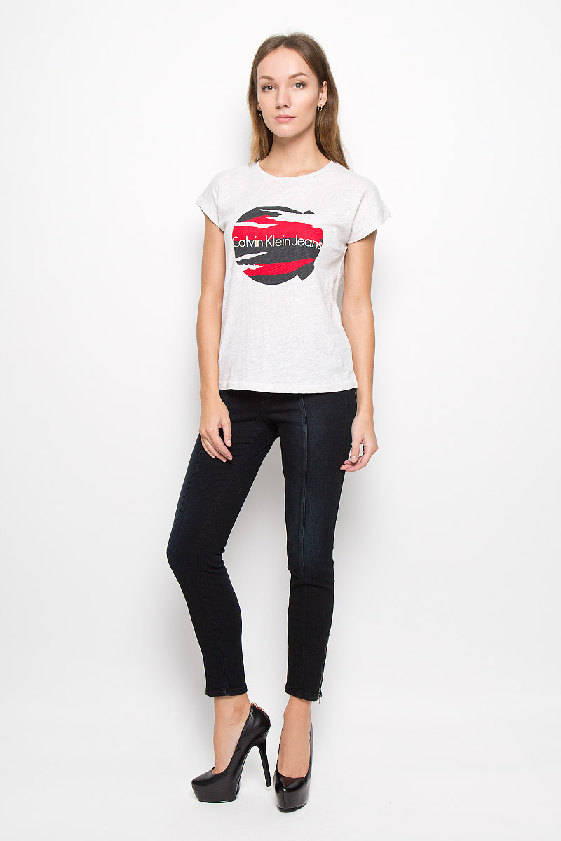 ФутболкаQF1567E_100 ФутболкаQF1567E_100Женская футболка Calvin Klein Jeans изготовлена из натурального хлопка. Футболка с круглым вырезом горловины и короткими рукавами оформлена принтом с надписью. Спинка модели удлинена.