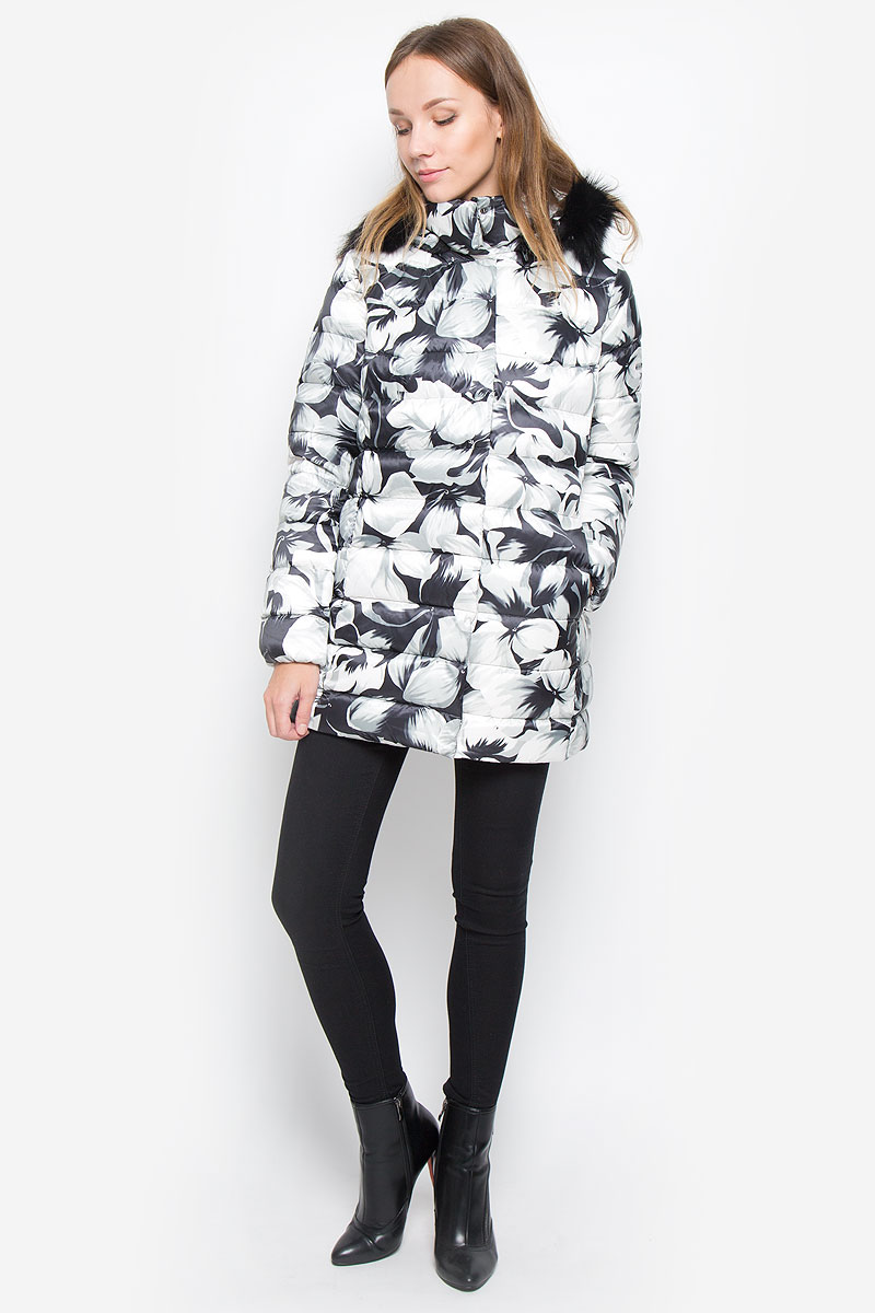 ПуховикB026509_Dark Navy Printed ПуховикB026509_Dark Navy PrintedЖенский пуховик Baon изготовлен из водоотталкивающей и ветрозащитной ткани с утеплителем из пуха и пера. Куртка с воротником-стойкой и капюшоном застегивается на пластиковую молнию с внешней ветрозащитной планкой с застежками-кнопками. Капюшон, декорированный съемной опушкой из натурального меха, пристегивается к куртке при помощи молнии. Внутренняя часть манжет прострочена эластичной нитью. Спереди расположены два прорезных кармана на молниях. Куртка оформлена цветочным принтом.