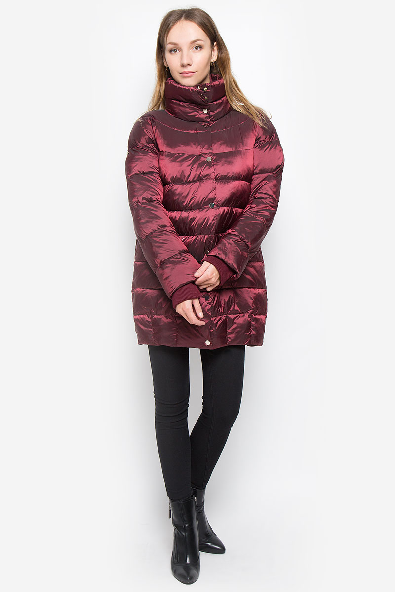 КурткаB036560_Merlot КурткаB036560_MerlotЖенская куртка Baon выполнена из водоотталкивающей и ветрозащитной ткани на гладкой подкладке. В качестве утеплителя используется полиэстер. Удлиненная модель с воротником-стойкой застегивается на пластиковую молнию с двумя ветрозащитными планками. Внешняя планка дополнена застежками-кнопками. На рукавах имеются трикотажные манжеты. Спереди расположены два прорезных кармана на молниях. Куртка украшена фирменной металлической пластиной.