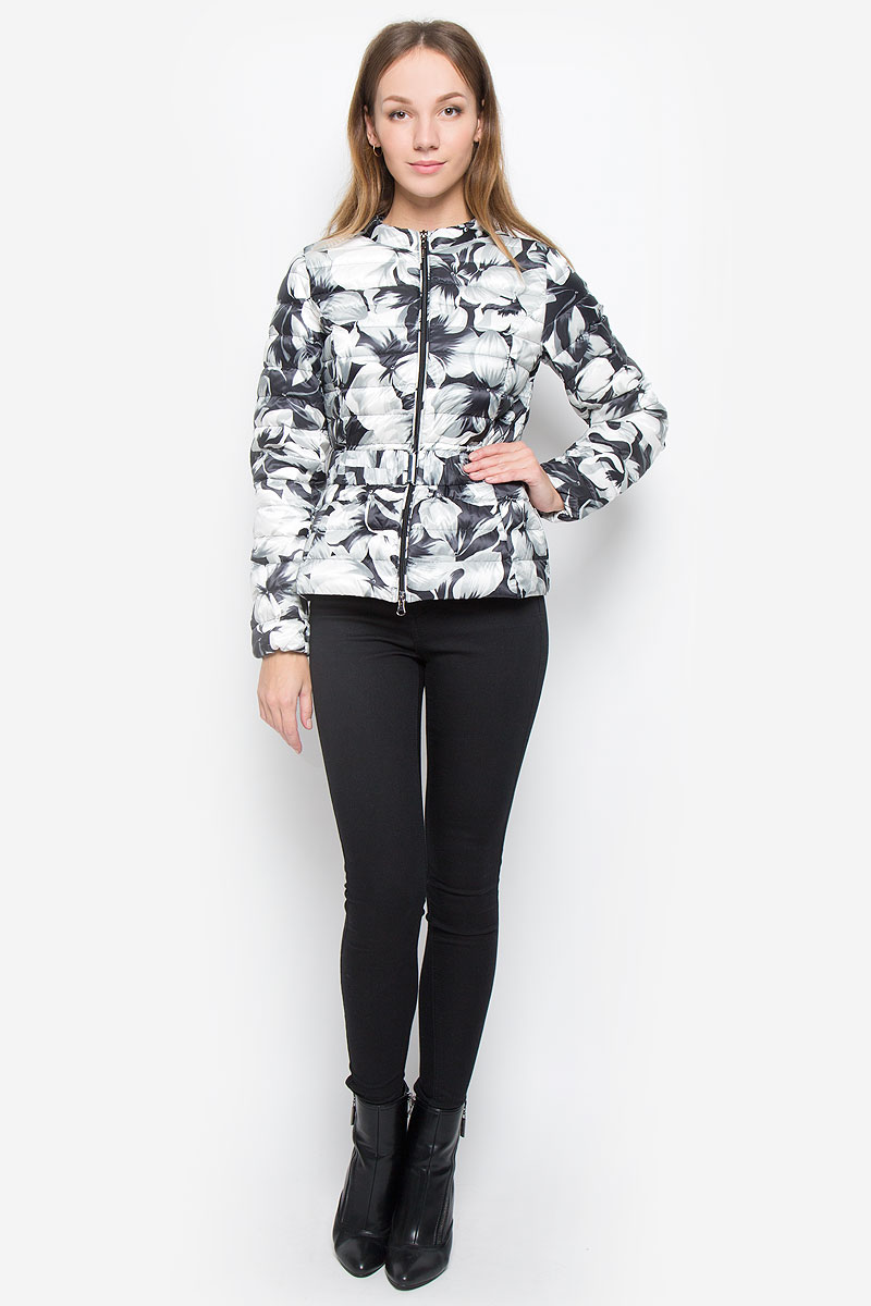 ПуховикB016505_Black-White Printed ПуховикB016505_Black-White PrintedЖенский облегченный пуховик Baon изготовлен из водоотталкивающей и ветрозащитной ткани с утеплителем из пуха и пера. Куртка с небольшим воротником-стойкой застегивается на пластиковую молнию с внутренней ветрозащитной планкой. Изделие имеет приталенный силуэт, дополнительно подчеркнутый эластичным поясом с металлической застежкой. Внутренняя часть манжет прострочена эластичной нитью. Спереди расположены два прорезных кармана на молниях. Куртка оформлена цветочным принтом.