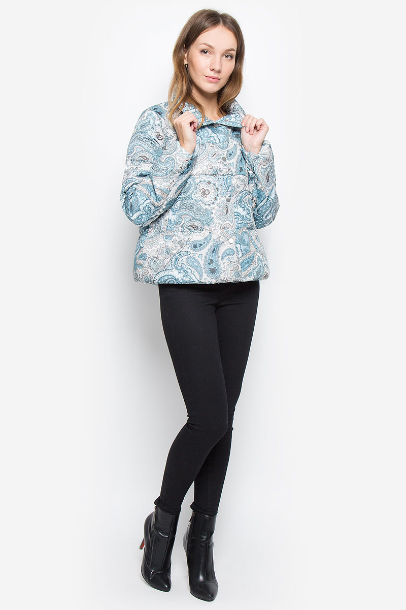 ПуховикB016518_Dark Navy Printed ПуховикB016518_Dark Navy PrintedЖенский укороченный пуховик Baon изготовлен из водоотталкивающей и ветрозащитной ткани с утеплителем из пуха и пера. Куртка с воротником-стойкой застегивается на кнопки. Изделие имеет свободный силуэт. Внутренняя часть манжет прострочена эластичной нитью. Спереди расположены два прорезных кармана на кнопках. Куртка оформлена принтом с узорами.