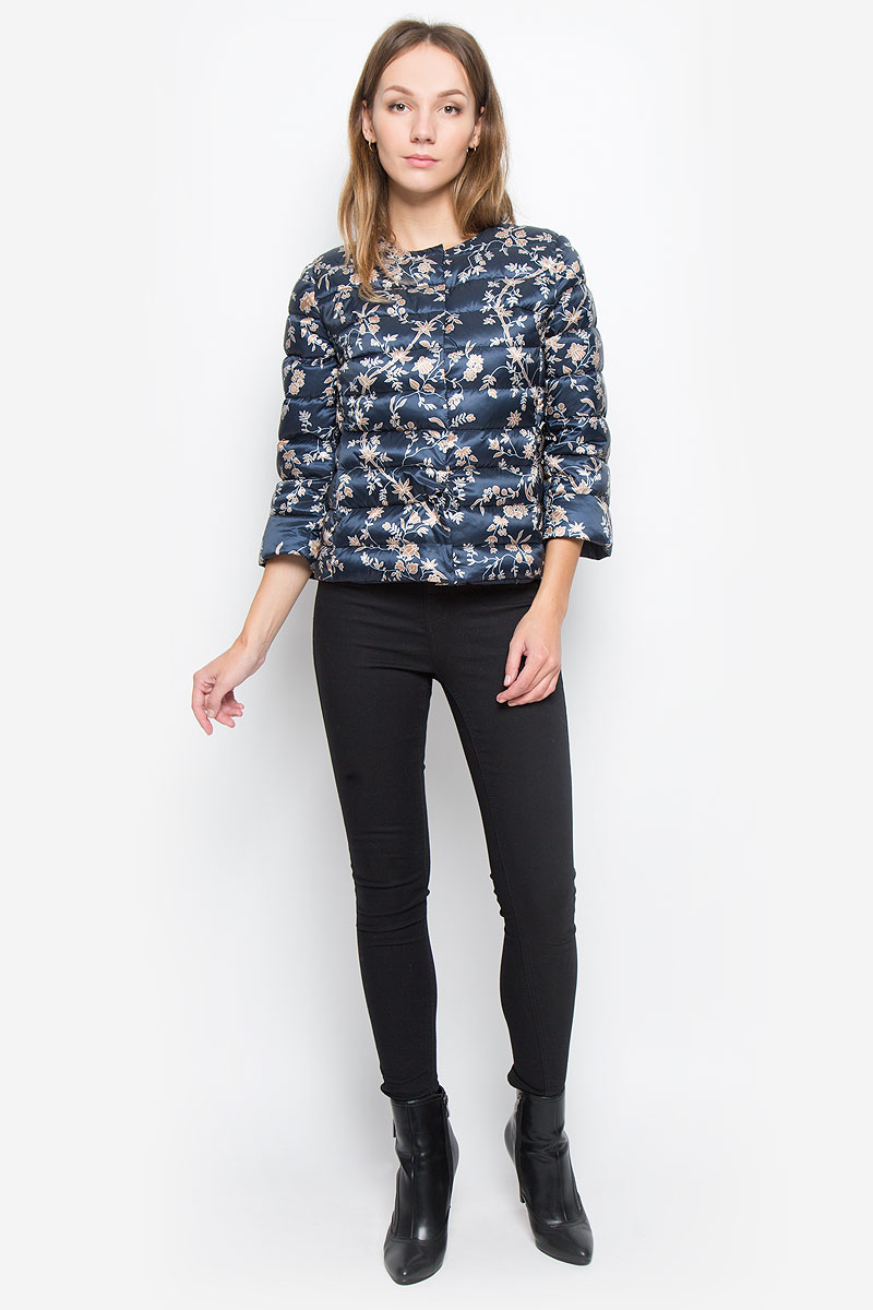 ПуховикB016503_Dark Navy Printed ПуховикB016503_Dark Navy PrintedЖенский облегченный пуховик Baon изготовлен из водоотталкивающей и ветрозащитной ткани с утеплителем из пуха и пера. Куртка с круглым вырезом горловины и рукавами 3/4 застегивается на кнопки. Изделие имеет слегка приталенный силуэт. Спереди расположены два прорезных кармана на молниях. Куртка оформлена растительным принтом.