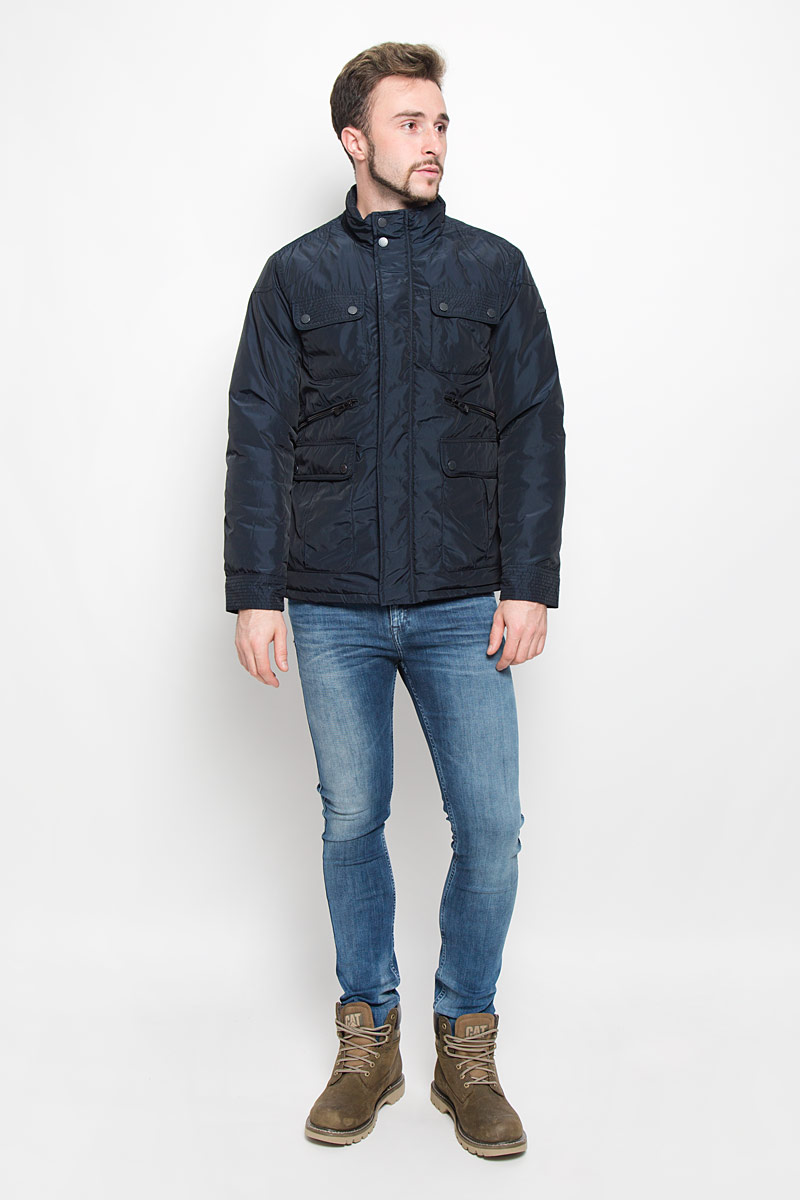 КурткаB536521_DEEP NAVY КурткаB536521_DEEP NAVYМужская куртка Baon с длинными рукавами и воротником-стойкой выполнена из прочного полиэстера. Наполнитель - синтепон. Куртка застегивается на застежку-молнию спереди и имеет ветрозащитный клапан на кнопках. Манжеты рукавов застегиваются на кнопки. Изделие оснащено четырьмя накладными карманами с клапанами на пуговицах и двумя втачными карманами на застежках-молниях спереди, а также внутренним втачным карманом на застежке-молнии и втачным карманом на пуговице. На спинке расположен короткий пояс на кнопках.