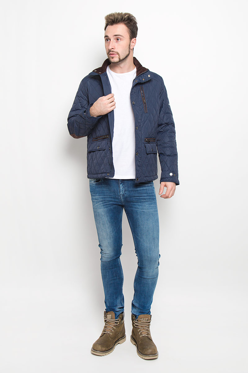 КурткаB536514_DEEP NAVY КурткаB536514_DEEP NAVYСтеганная мужская куртка Baon изготовлена из высококачественного полиамида. В качестве утеплителя используется полиэстер. Куртка с воротником-стойкой застегивается на застежку-молнию и дополнительно на ветрозащитный клапан с кнопками. Спереди имеются два прорезных кармана с застежками-молниями и два прорезных кармана с клапанами на кнопках, на груди - прорезной карман на застежке-молнии, с внутренней стороны - два прорезных кармана с застежками-молниями. Манжеты рукавов оснащены хлястиками на кнопках.