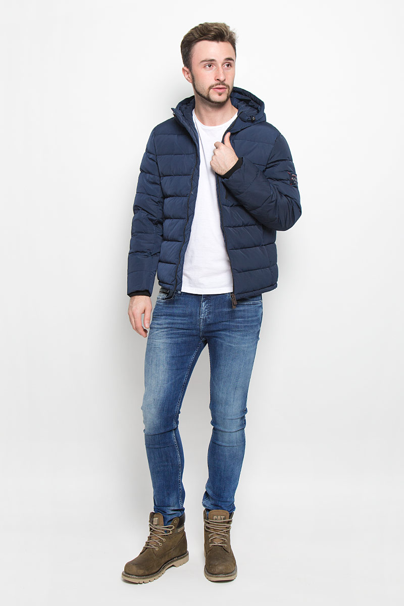 ПуховикB506503_DEEP NAVY ПуховикB506503_DEEP NAVYМужской пуховик Baon с длинными рукавами и несъемным капюшоном выполнен из прочного полиэстера. Наполнитель - натуральный пух и перо. Объем капюшона регулируется при помощи шнурка-кулиски. Модель застегивается на застежку-молнию спереди. Изделие дополнено двумя втачными карманами на молниях спереди и одним втачным нагрудным карманом на молнии. Рукава дополнены внутренними трикотажными манжетами. Объем низа куртки регулируется при помощи шнурка-кулиски со стопперами.