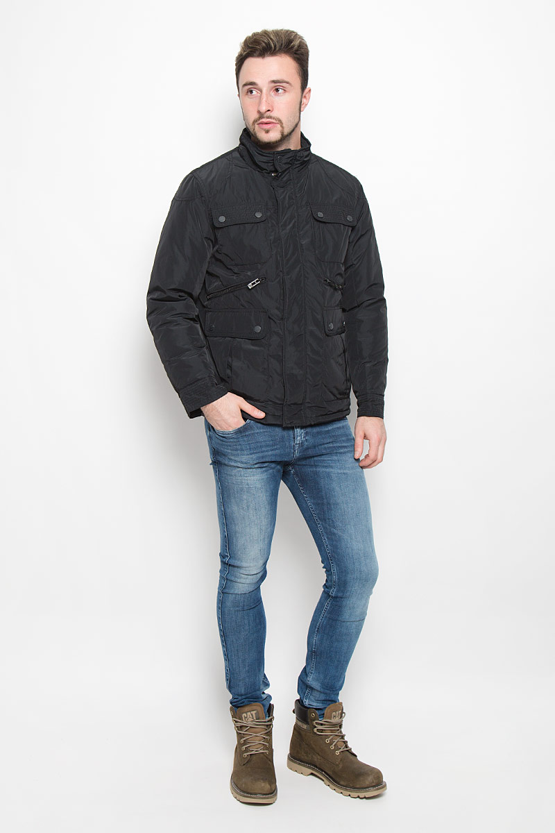 КурткаB536521_DEEP NAVY КурткаB536521_DEEP NAVYМужская куртка Baon с длинными рукавами и воротником-стойкой выполнена из прочного полиэстера. Наполнитель - синтепон. Куртка застегивается на застежку-молнию спереди и имеет ветрозащитный клапан на кнопках. Манжеты рукавов застегиваются на кнопки. Изделие оснащено четырьмя накладными карманами с клапанами на пуговицах и двумя втачными карманами на застежках-молниях спереди, а также внутренним втачным карманом на застежке-молнии и втачным карманом на пуговице. На спинке расположен короткий пояс на кнопках.