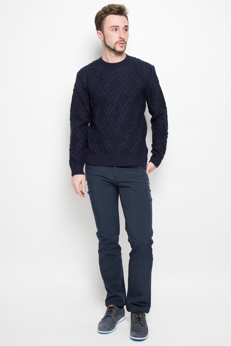 БрюкиB796501_DEEP NAVY БрюкиB796501_DEEP NAVYМужские утепленные брюки Baon выполнены из высококачественного сочетания материалов. Брюки прямого кроя со стандартной посадкой застегиваются в поясе на пуговицу и имеют ширинку на молнии, а также шлевки для ремня. Спереди предусмотрены два втачных кармана и один накладной маленький. Сзади расположены два накладных кармана. Изделие оформлено в лаконичном стиле и сзади дополнено небольшой нашивкой с надписью бренда.