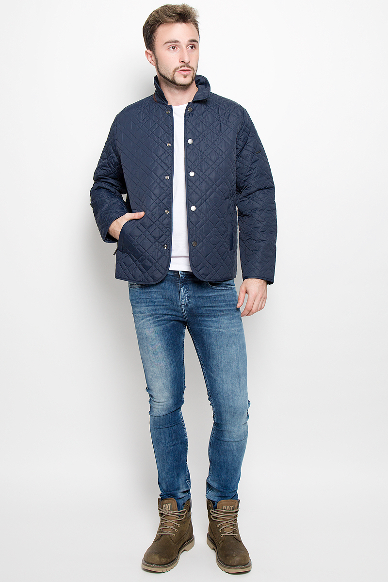 КурткаB536513_DEEP NAVY КурткаB536513_DEEP NAVYСтеганная мужская куртка Baon, выполненная из высококачественных материалов, обеспечит максимальный комфорт при различных погодных условиях. Изделие с отложным воротником и длинными рукавами застегивается на металлические кнопки по всей длине. Спереди модель дополнена двумя втачными карманами на застежке-молнии. На внутренней стороне модель дополнена двумя втачными карманами на молнии. На спинке в нижней части модель имеет небольшой разрез с застежками-кнопками. Локти куртки дополнены усиленной тканью.