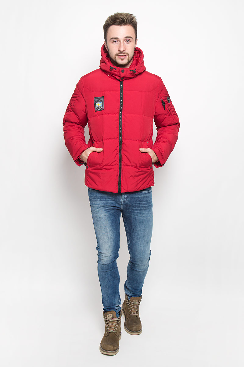 ПуховикB506504_DEEP NAVY ПуховикB506504_DEEP NAVYМужской пуховик Baon с длинными рукавами, воротником-стойкой и съемным капюшоном на застежке-молнии выполнен из прочного полиэстера. Наполнитель - натуральный пух и перо. Объем капюшона регулируется при помощи шнурка-кулиски. Модель застегивается на застежку-молнию спереди, низ капюшона застегивается на кнопки. Изделие дополнено двумя втачными карманами на молниях спереди, втачным карманом на застежке-молнии на рукаве, а также внутренним накладным карманом на пуговице и втачным карманом на застежке-молнии.