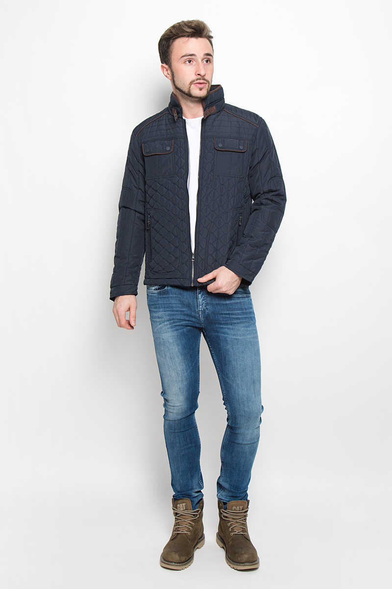 КурткаB536534_DEEP NAVY КурткаB536534_DEEP NAVYМодная мужская куртка Baon изготовлена из высококачественного полиэстера. В качестве утеплителя используется полиэстер. Куртка с воротником-стойкой застегивается на застежку-молнию. Воротник дополнен ремешком с металлической пряжкой. Спереди имеются два прорезных кармана с застежками-молниями, на груди - два накладных кармана с клапанами на кнопках, с внутренней стороны - прорезной открытый карман. Манжеты рукавов оснащены застежками-кнопками.