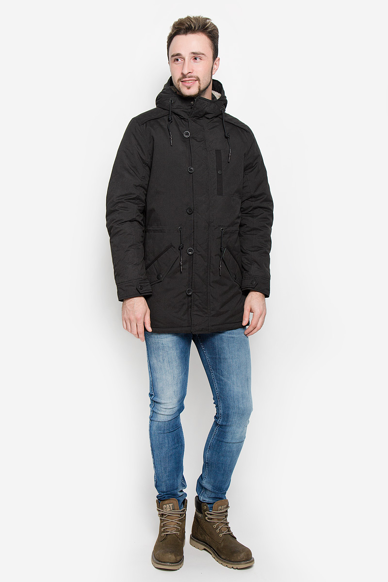 Куртка3532863.00.12_2999 Куртка3532863.00.12_2999Мужская куртка Tom Tailor Denim выполнена из полиэстера с добавлением полиамида. Наполнитель - синтепон. Модель с длинными рукавами и несъемным капюшоном застегивается на застежку-молнию спереди и имеет ветрозащитный клапан на пуговицах. Изделие дополнено на груди втачным карманом на кнопке, двумя втачными карманами с клапанами на пуговицах спереди и внутренними втачным карманом на кнопке. Объем капюшона регулируется при помощи шнурка-кулиски. Капюшон украшен искусственным мехом. На талии также расположен шнурок-кулиска.