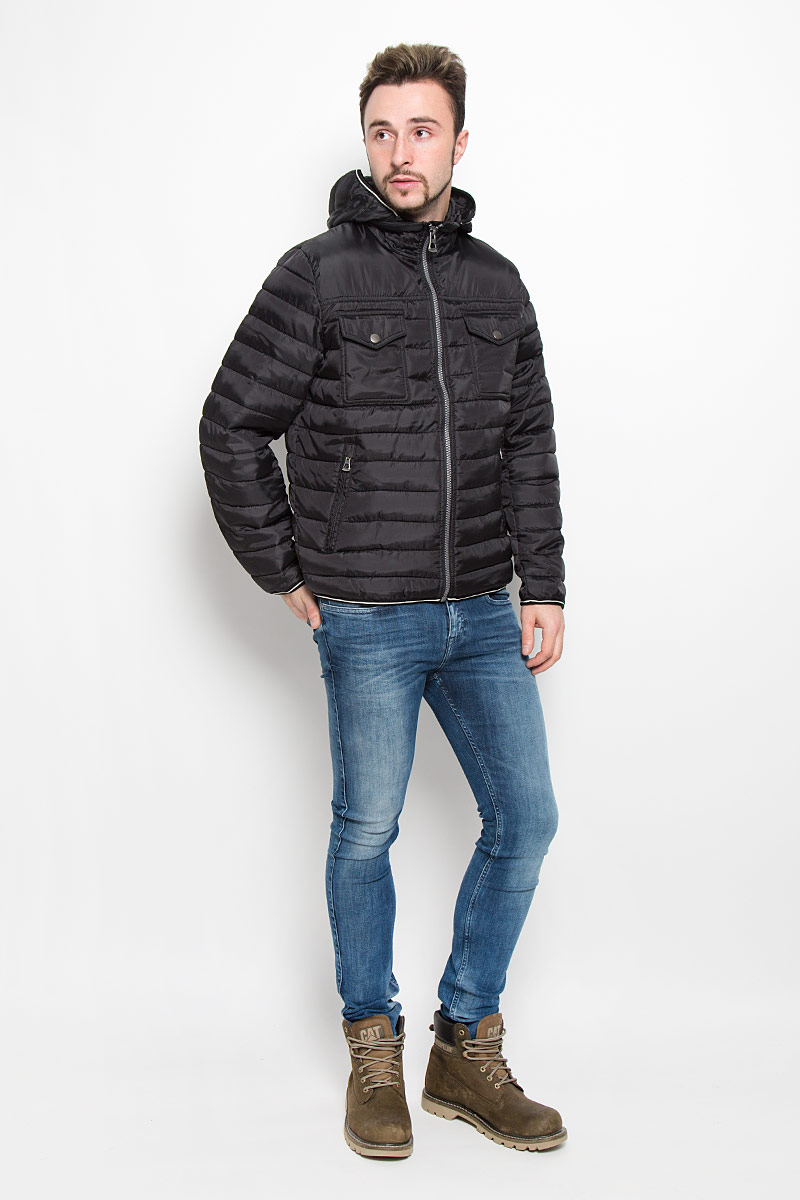 КурткаB536538_BLACK КурткаB536538_BLACKМужская куртка Baon с длинными рукавами, съемным капюшоном на застежке-молнии и воротником-стойкой выполнена из прочного полиэстера. Наполнитель - синтепон. Куртка застегивается на застежку-молнию спереди. Манжеты рукавов дополнены хлястиками на липучках. Изделие дополнено двумя втачными карманами на молниях и двумя накладными карманами с клапанами на кнопках спереди, а также двумя внутренними накладными карманами.